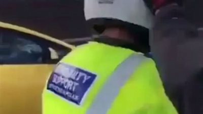 بالفيديو.. منتحل صفة ضابط يعتدي على شرطي