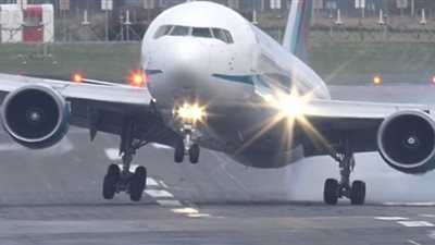 طائرة ركاب تهبط اضطراريا بعد سقوط إحدى مراوحها في أستراليا