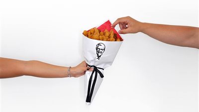 شاهد.. «كنتاكي» يحتفل بالفالنتين بباقة مصنوعة من الدجاج