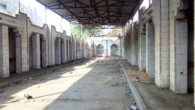 السوق الحضاري للباعة الجائلين بالجيزة «خرابة».. مأوى للأغنام نهارا والمدمنين ليلا.. 72 باكية تبحث عن صاحب.. ورئيس الحي: إيجار الواحدة 450 جنيها ومحدش عايز يتقدم (فيديو وصور)