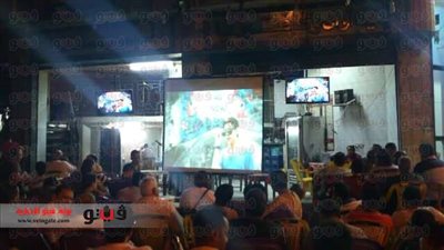 بالصور.. زحام بالمقاهي الشعبية لمشاهدة مباراة افتتاح كأس العالم