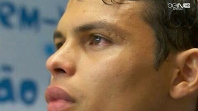 بالصورة.. البرازيلي «سيلفا» يبكي عند ترديد النشيد الوطني