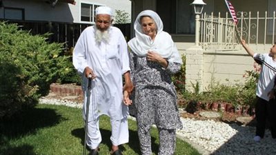 بالصور.. رد فعل أجداد يجربون أشياء لأول مرة في حياتهم