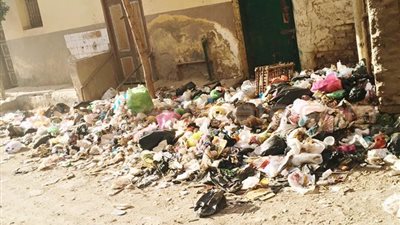 بالصور.. القمامة تغرق شوارع أبوكبير بسبب إضراب عمال النظافة