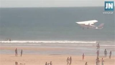 بالفيديو والصور.. هبوط طائرة على شاطئ برتغالى يتسبب في كارثة