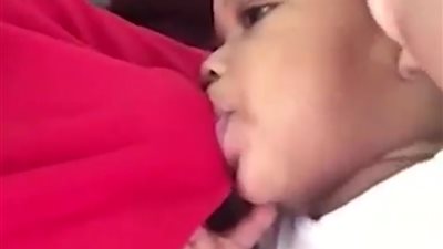 أب ينفذ حيلة ماكرة لإرضاع طفلته بدلا من الأم (فيديو)