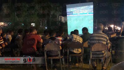 بالصور.. العشرات يتابعون افتتاح «كأس العالم» بالمقاهى بالوادى الجديد