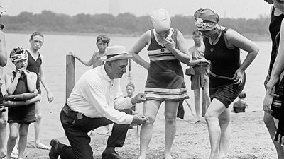 بالصور.. حياة النساء على شواطئ أمريكية في 1900