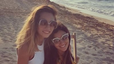 مي عمر تستجم على شاطئ البحر