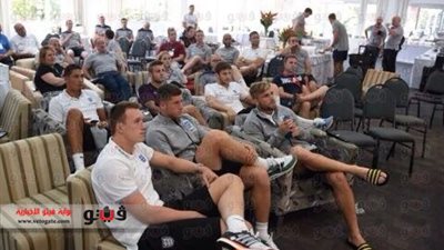 لاعبو إنجلترا يتابعون مباراة افتتاح مونديال كأس العالم 2014