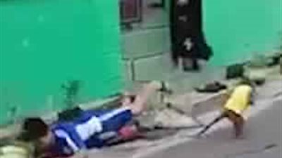 لحظة إسقاط قرد يقود دراجة لصبي (فيديو وصور)