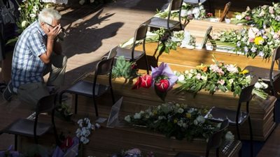 شاهد.. كلب يظهر ولاءه لصاحبه المتوفى في زلزال إيطاليا