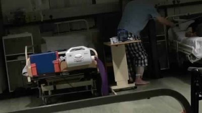 مريض مسن يعتدي على آخر نائم بمستشفى (فيديو وصور)