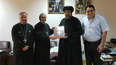 بالصور.. رئيس دير السريان بهولندا يزور المركز الثقافي الأرثوذكسي