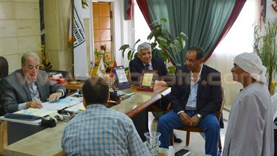 بالصور.. محافظ جنوب سيناء يصرف 50 جنيها لعمال النظافة