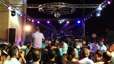 «سمسار الأفراح الشعبية» مشروع جديد للنصب على المطربين.. الاتفاق بدون عقود للتهرب من الضرائب.. ضياع حقوق المغنيين.. وإلغاء الحفلات يتسبب في تشويه سمعة الفنانين