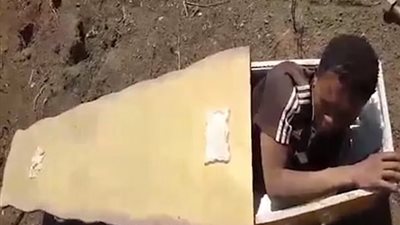 بالفيديو والصور.. رجلان يضعان مراهقا في تابوت ويهددان بقتله