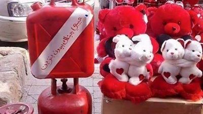 شاهد.. أغرب هدايا عيد الحب بالشارع المصري