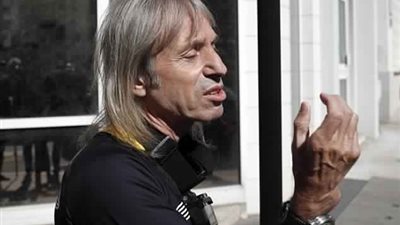 متهور يتسلق مبنى 185 مترا بباريس (فيديو وصور)