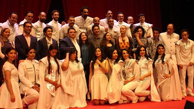 وزيرة الثقافة تلتقط صورا مع أبطال «سلم نفسك» بالأقصر