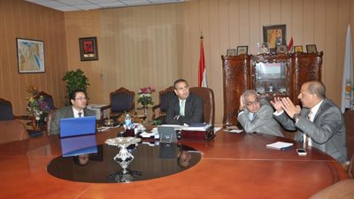 رئيس جامعة المنصورة يبحث زيادة إنتاج وحدة الدواجن