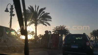 بالصور.. انقلاب سيارة نصف نقل بمدخل الإسكندرية الصحراوي