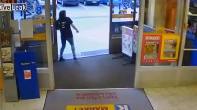 بالفيديو.. شاهد ماذا فعلت فتاة مع لصين حاولا سرقة متجرها