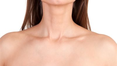 أسباب تغير لون الرقبة عن باقي الجسم (فيديو)