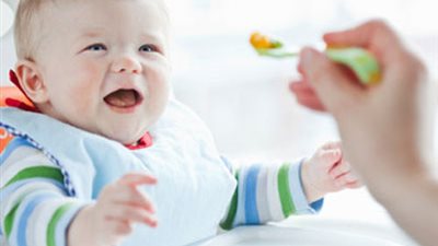 البيض والزبادي والخضراوات لتغذية طفلك عند المشى