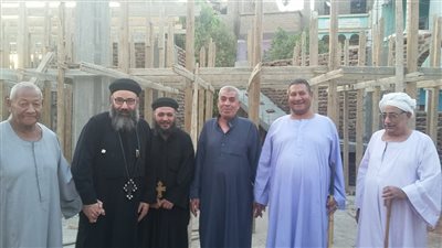 بالصور.. القمص بيشوي يشارك أهالي «قوص» إعمار مسجد في قنا