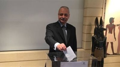 لحظة إدلاء سفير مصر باليابان بصوته في الانتخابات الرئاسية (صور)