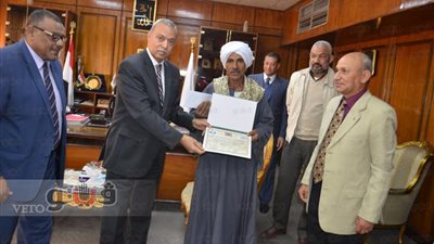 محافظ قنا يكرم المزارع صاحب أعلى إنتاجية لفدان القمح