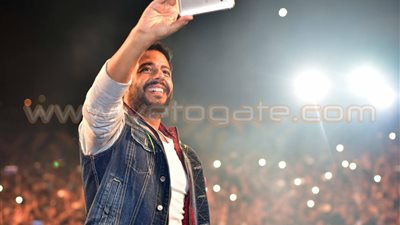 بالصور..«حماقي» يشعل حفل الجامعة المصرية الروسية بـ«عندك»