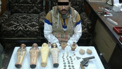 ضبط عامل لحيازته 40 قطعة أثرية في المنيا