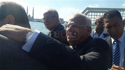 بالصور.. محافظ بورسعيد ووزير التنمية المحلية يستقلان معدية بورفؤاد