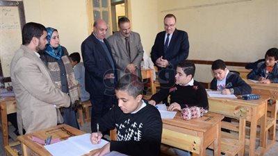 محافظ بني سويف يتفقد لجان امتحانات الشهادة الإعدادية (فيديو وصور)