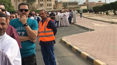 المصريون يشاركون في الانتخابات بالكويت على أنغام «يا حبيبتي يا مصر»