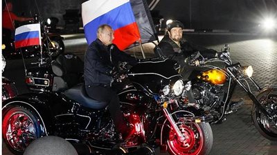 42 صورة تحذر: الاقتراب من «بوتين» خط أحمر