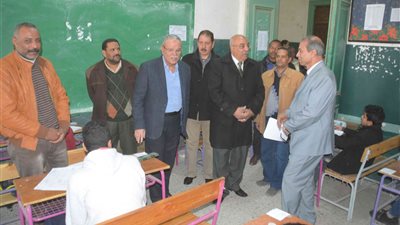 محافظ المنيا يتفقد عددًا من لجان امتحانات الشهادة الإعدادية