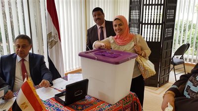 توافد المصريين على لجان الانتخابات في البحرين (صور)