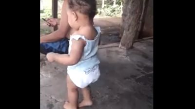 بالفيديو.. رقصة طريفة لطفلة تشعل مواقع التواصل