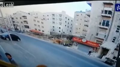 سيارة تصدم فتاة وتطيح بها في الهواء أثناء عبورها الطريق (فيديو)