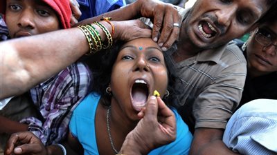 بالصور.. خرافات العلاج بتناول الحيوانات.. عراقية مصابة بالسرطان تأكل ثعبانا.. هنود يتناولون الأسماك حية للتخلص من الربو.. والقطط والغربان في القائمة