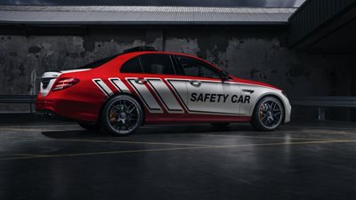 «مرسيدس» تصمم سيارة السلامة لحلبة التسارع (صور)