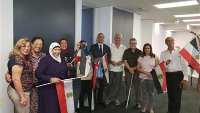 الناخبون المصريون يرفعون «علم مصر» أثناء التصويت في سيدني (صور)