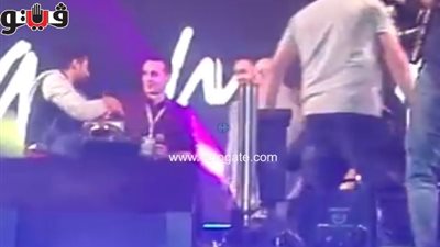 بالفيديو.. رئيس «المصرية الروسية» يهدي محمد حماقي درع الجامعة