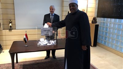 وكيل الأزهر يدلي بصوته في سفارة مصر بطوكيو (صور)