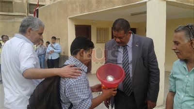 إدارة غرب الإسكندرية التعليمية تكرم طالبا اخترع ماكينة لصنع الحلوى