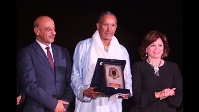 إلهام شاهين تهنئ عبد الرحمن سيساكو بتكريمه في الأقصر السينمائي