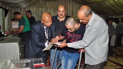 ذوو الاحتياجات الخاصة يشاركون في الانتخابات الرئاسية بالرياض (صور)